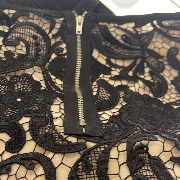 This woman’s skirt is knee length - Picture 5 of 5